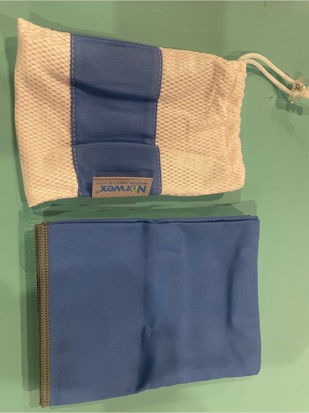 Norwex Blue and White Microfiber Cleaning Cloth with Mesh Pouch